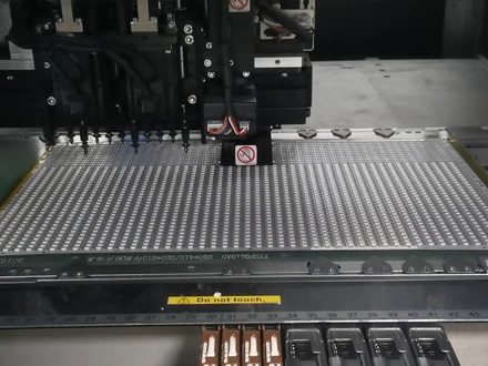 用于線路板上電子元器件貼片的SMT貼片機